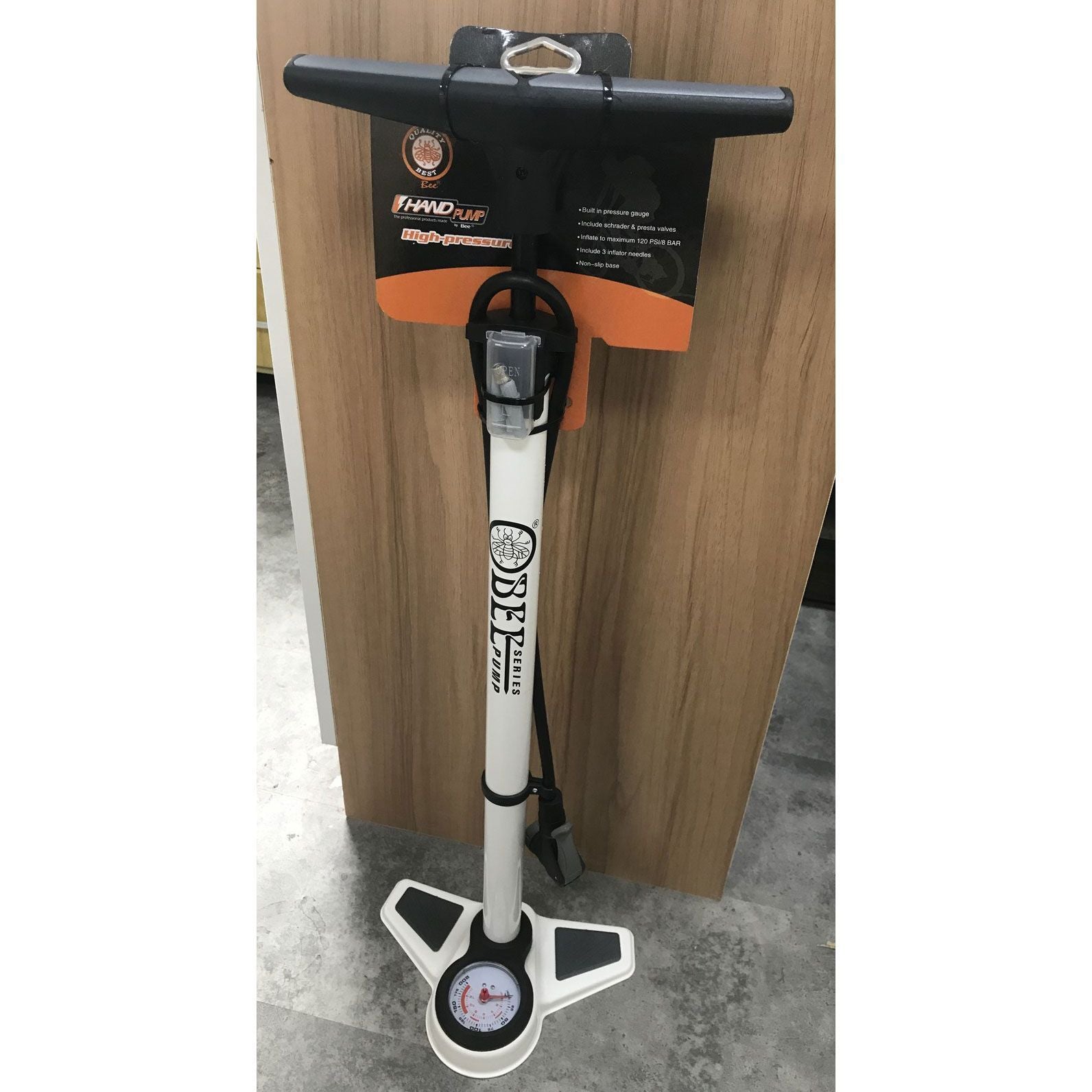 Photo de Pompe à pied vélo – Corps métal avec manomètre – Blanche – Compatible Presta & Schrader – Pression 12 bar par SELECTION LOUDET