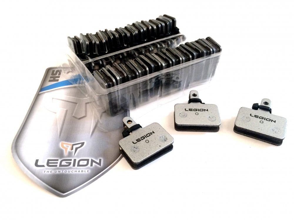 Photo de Boîte de 25 paires de plaquettes de frein Shimano M525/M575/M495/M486/M446 – Idéal ateliers et loueurs – Longue durée et freinage fiable par THE LEGION